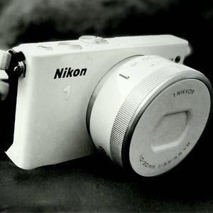 Nikon 1 J4 with Nikkor VR 10-30mm lens. Comes with battery, charger & strap